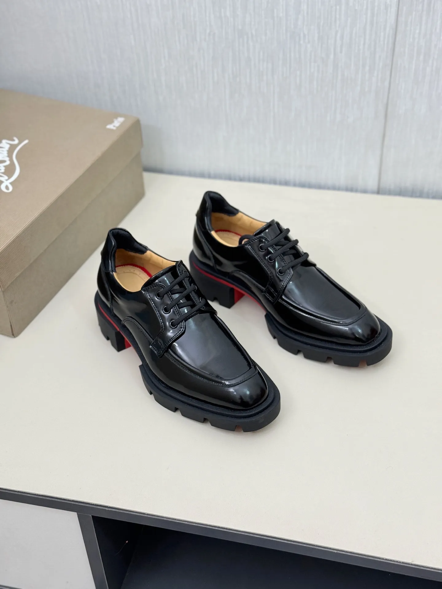[CL～High-end men’s red-soled shoes] Top P: 880💰. Size: 39-44 (38.45.46 can be customized) 🆑Top original order purchasing agent Imported open-edge bead fabric and water-dyed cowhide inside 🉑️ Imported TPU rubber sole, wear-resistant and non-slip, full of European style.